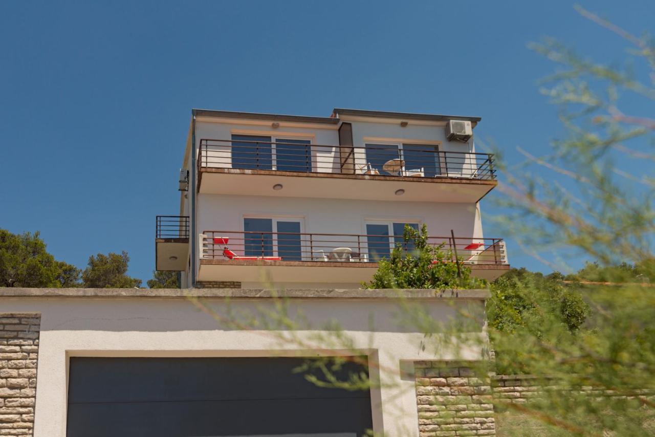Rozali Apartment Tisno