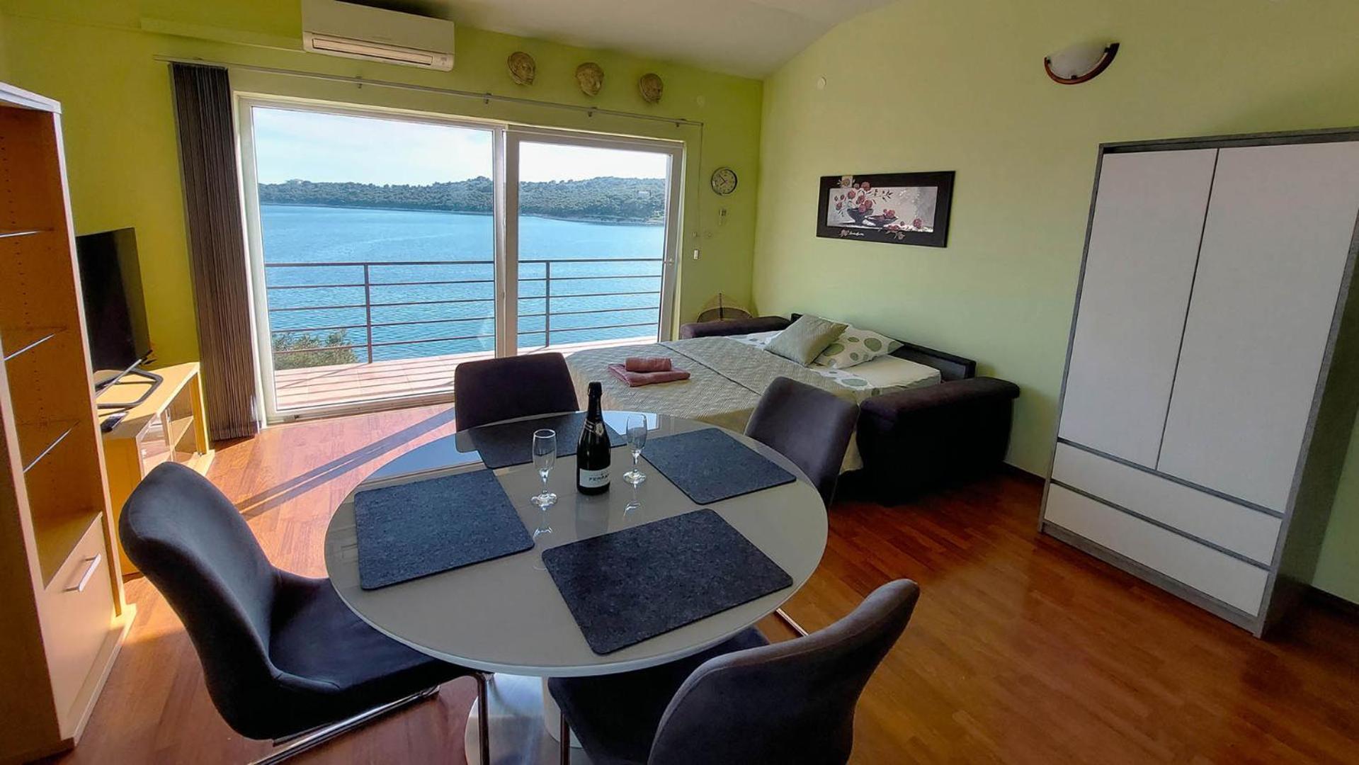 Rozali Apartment Tisno